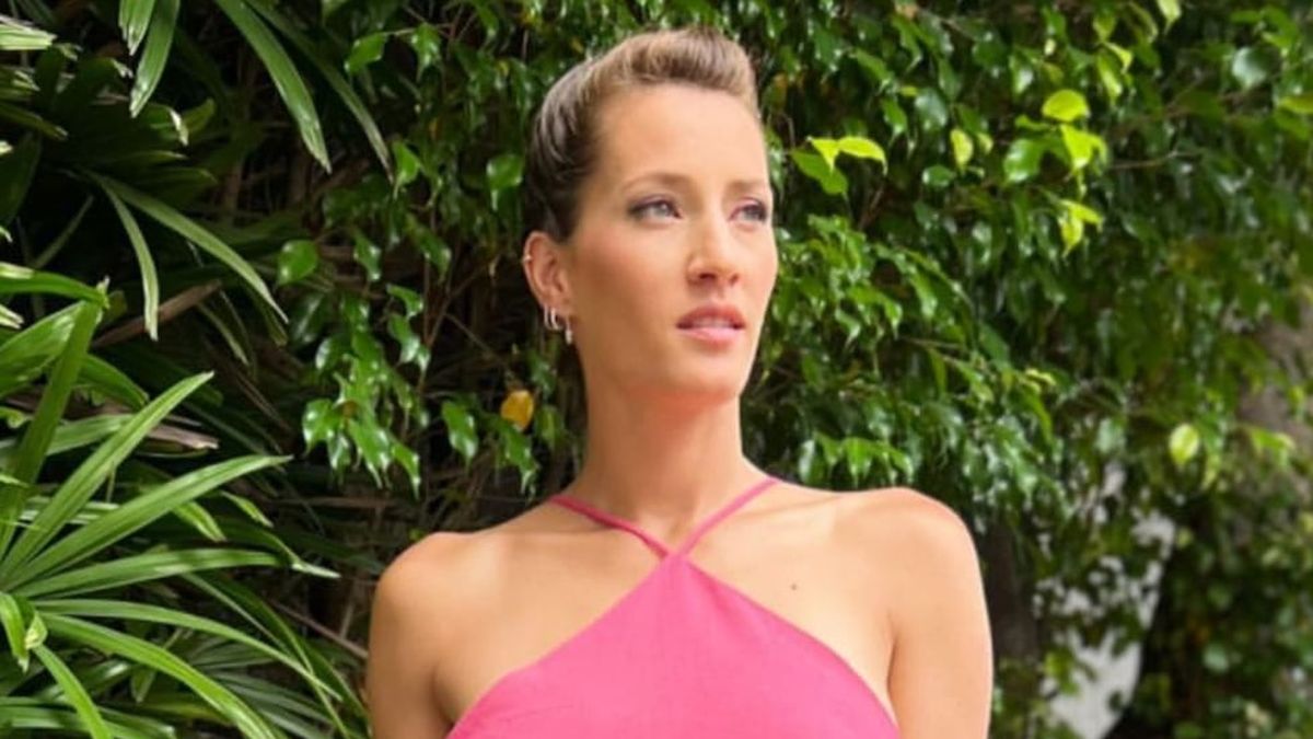 Desde la playa Mica Viciconte lució como una Barbie con su bikini rosada de tiritas que marcó