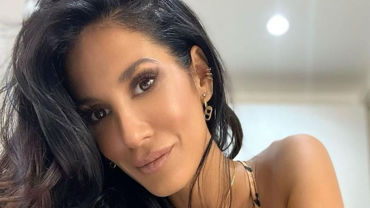 Silvina Escudero Pos En Una Bikini Amarilla Diminuta Y Luci Su Parte Trasera En Primer Plano