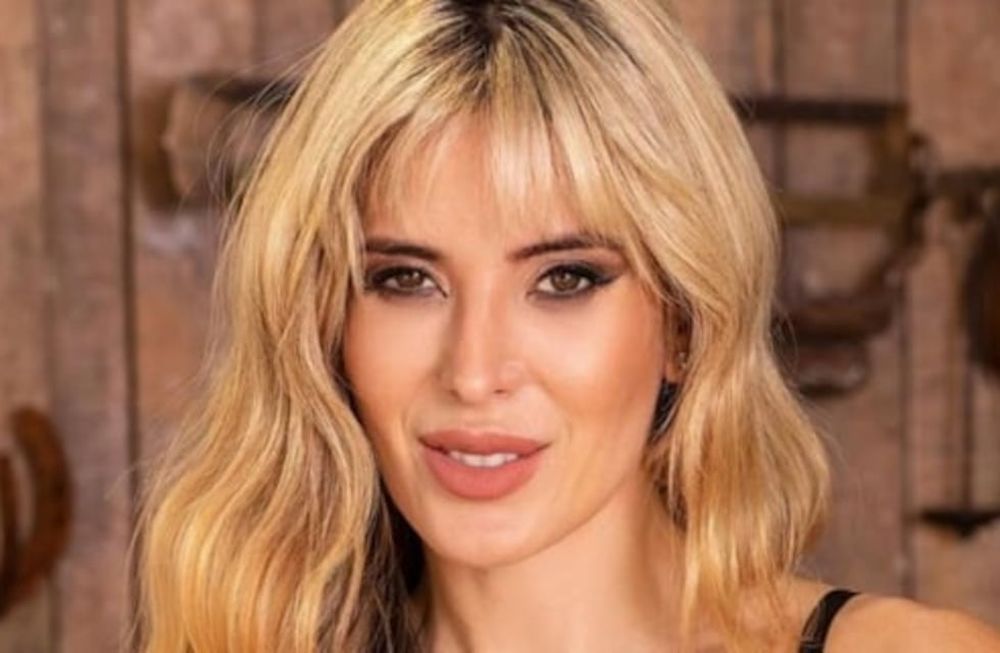 Jésica Cirio se filmó en bikini desde la playa y dejó a la vista su delantera