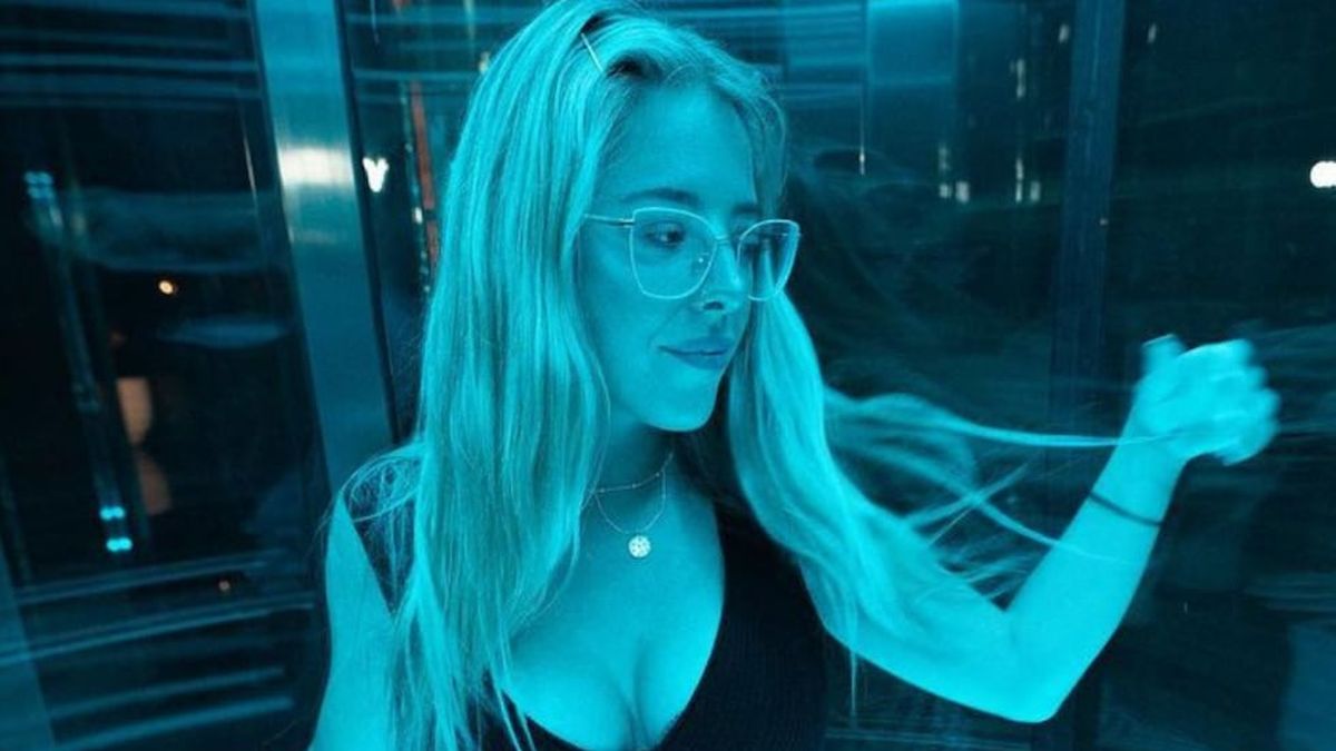 A Puro Sol Y Playa Nati Jota Pos Con Una Reveladora Bikini Rosa Sobre Una Reposera Combinada