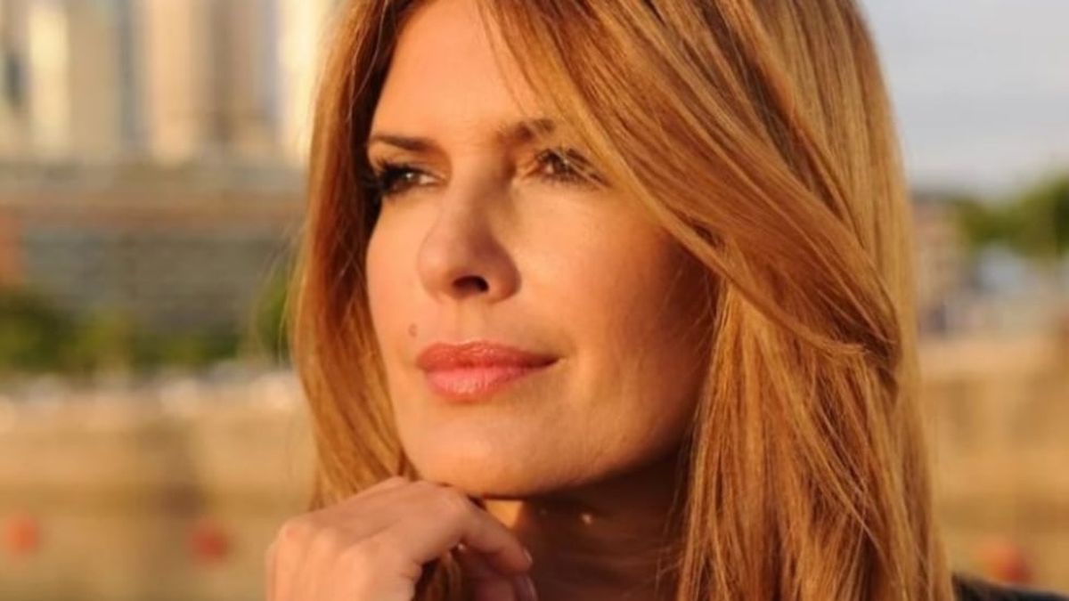 Isabel Macedo Pos Con Su Retaguardia Frente A La C Mara Y Eligi Una Bikini Estampada Para