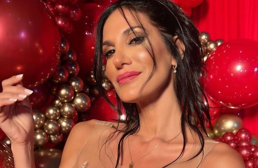 Silvina Escudero eligió un vestido transparente para mostrar su bikini naranja debajo