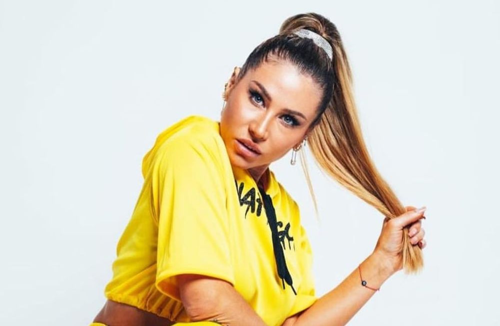 Adabel Guerrero Camin De Espaldas En Bikini Diminuta Y Brome Al Imitar A Shakira