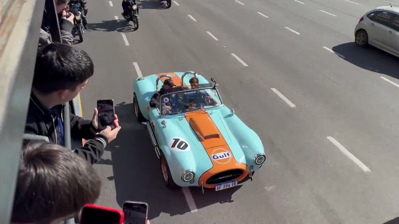 Franco Colapinto recorrió la Ciudad de Buenos Aires en un Cobra histórico. Captura: X