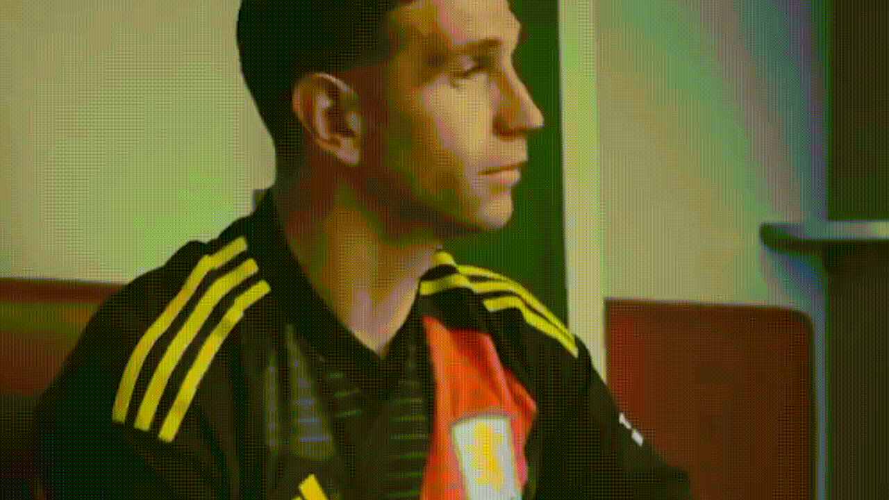 Los Andes | Dibu Martínez protagonizó la presentación de la nueva camiseta del Aston Villa.