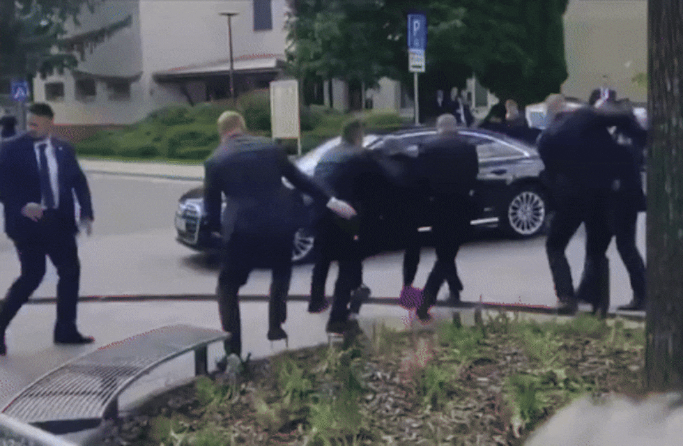 Atacaron a tiros al primer ministro de Eslovaquia: el video del momento