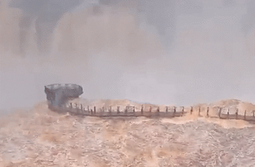 La impresionante crecida del río casi destruye las pasarelas en las Cataratas del Iguazú.