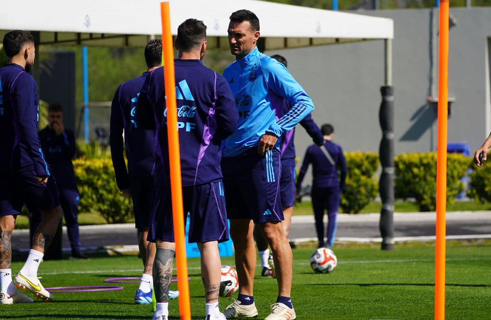 Lionel Scaloni y la selección capitaneada por Messi trabajan en el predio de Ezeiza antes de partir a las 16 rumbo a Lima. (Prensa AFA)