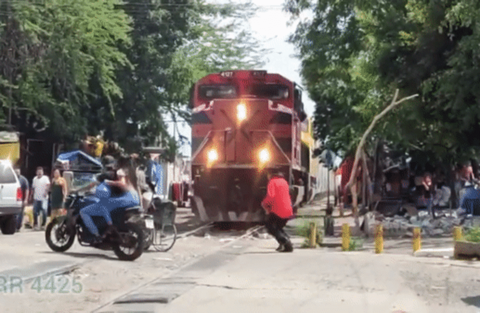 Un hombre en silla de ruedas fue rescatado en el último momento tras quedar atorado en una vía del tren.
