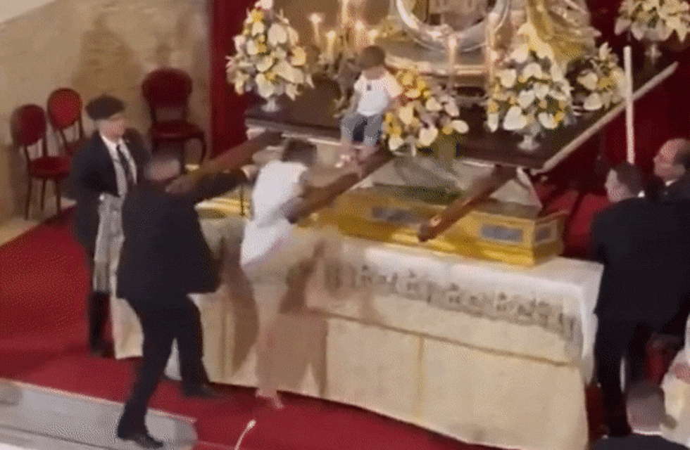 España: un hombre entró corriendo a misa y dejó a su hijo a los pies de la Virgen