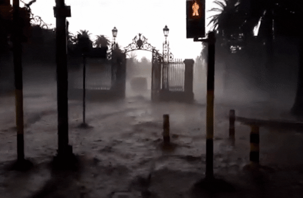 Una fuerte tormenta de granizo y abundante agua generó daños y anegó calles. El ingreso al parque General San Martín fue casi un río.