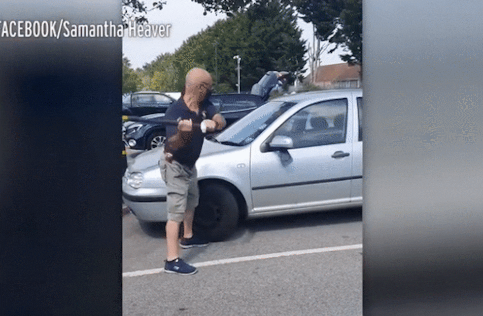 Un hombre con un hacha rescató a un perro encerrado en un auto en Inglaterra para salvarlo de morir de calor.