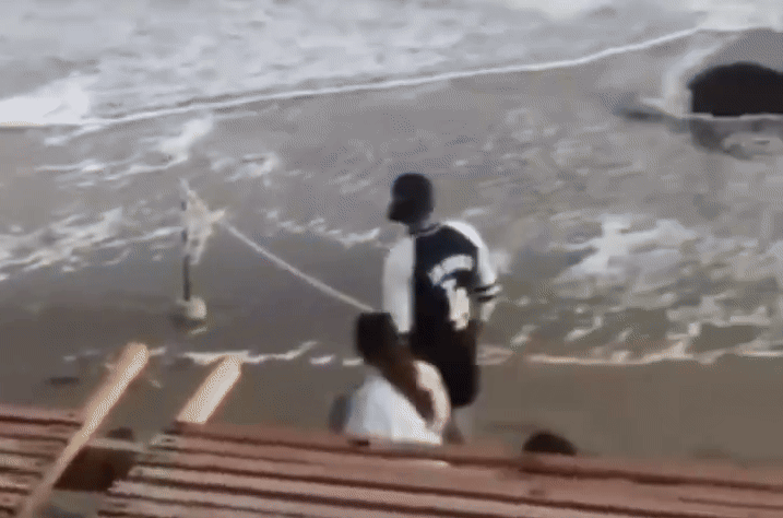 Misterio en Las Grutas: un extraño cuerpo apareció flotando en el mar y sorprendió a los turistas