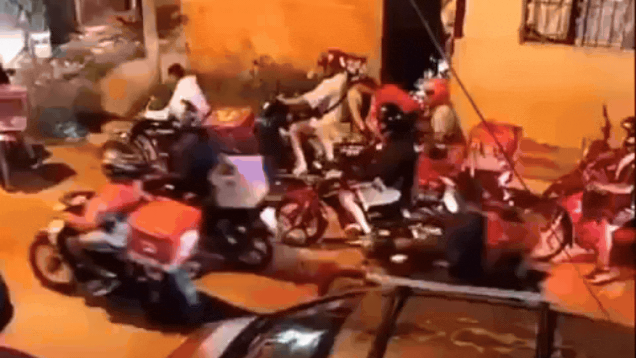 Deliveries al rescate: entraron en caravana a una villa de La Matanza y recuperaron una moto robada