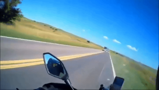 Un motociclista se salvó de milagro de un choque frontal en La Pampa.