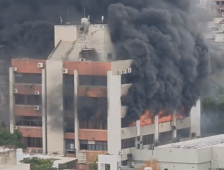 Un impresionante incendio se produjo en un edificio en pleno centro de Córdoba