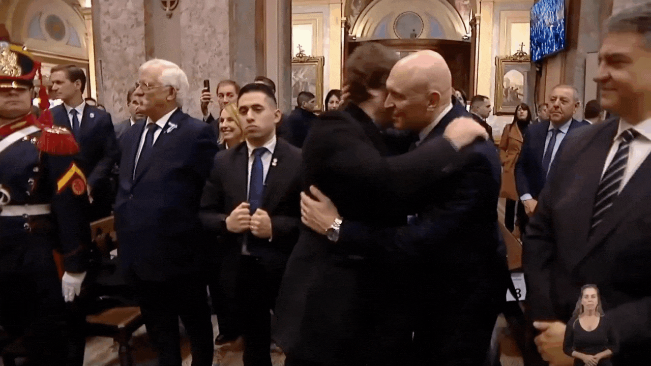 Momento en el que Javier Milei ignoró el saludo de Jorge Macri.