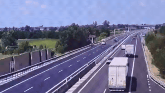 Italia: una avioneta cayó sobre una autopista y dos personas murieron.