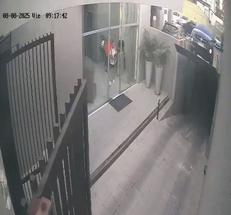 Insólito accidente: entró al estacionamiento con la rampa arriba y cayó de punta a la planta baja en Lomas de Zamora