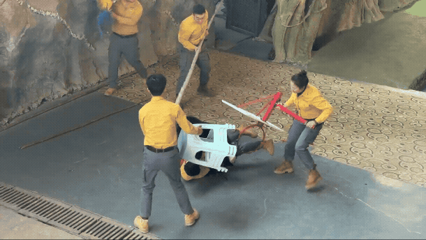 Hangzhou Safari Park: un oso se abalanzó sobre un cuidador en plena demostración. Hangzhou Safari Park: un oso se abalanzó sobre un cuidador en plena demostración.