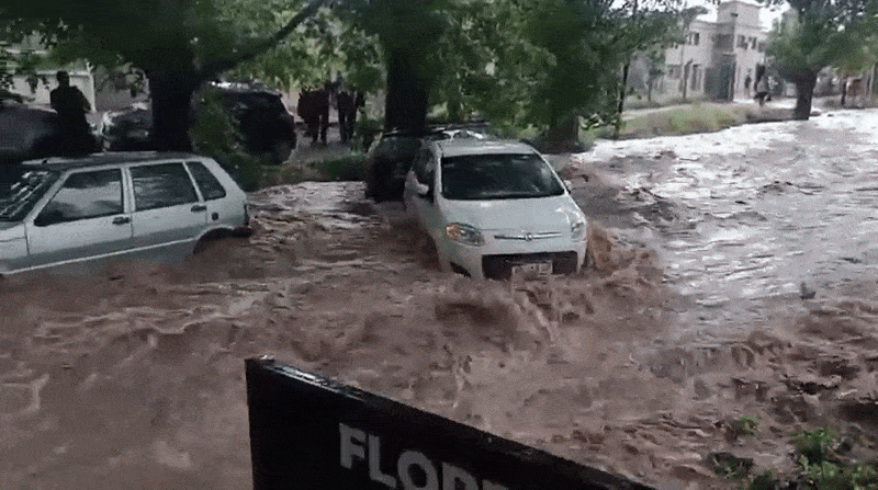 La fuerte tormenta inunda la calle Anchorena en Luján y arrastró a un auto que terminó chocando con otros