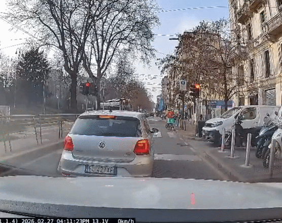tragico accidente en milan: un tranvia se descarrilo y causo al menos 2 muertes y decenas de heridos