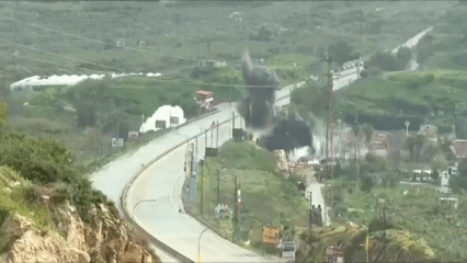 Israel bombardeó un puente clave en Líbano.