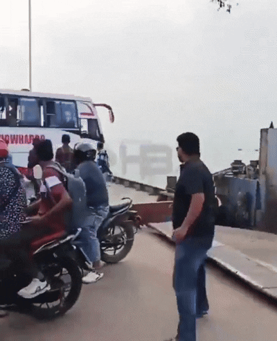 impactante video: un colectivo cayo a un rio cuando intentaba subir a un ferry y dejo un saldo de 26 muertos