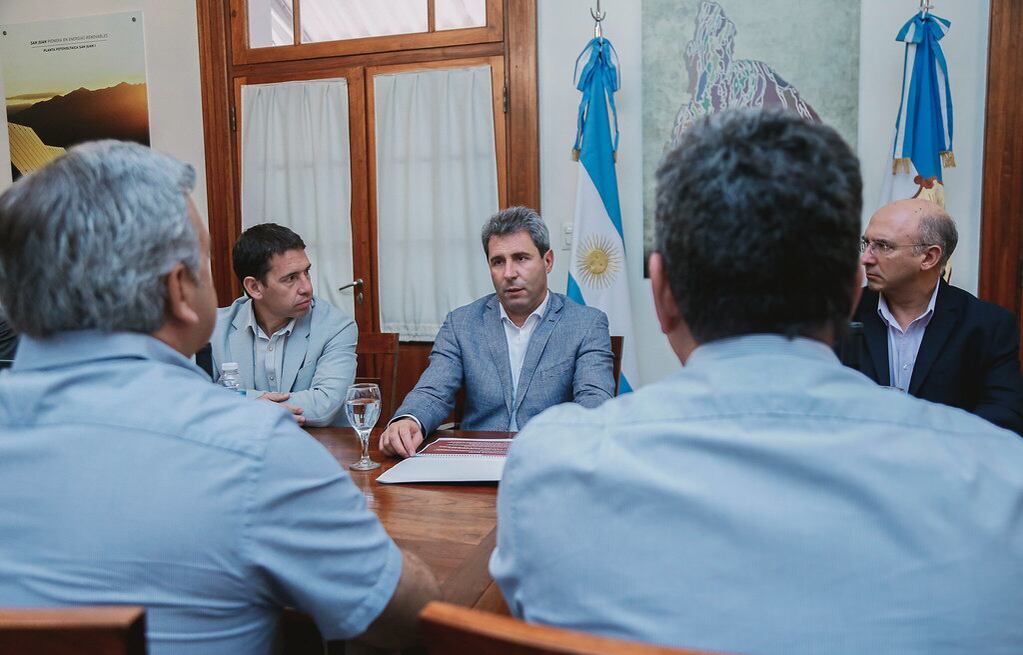 El gobernador Sergio Uñac junto al ministro de Producción Ariel Lucero escuchan la presentación de los bodegueros.