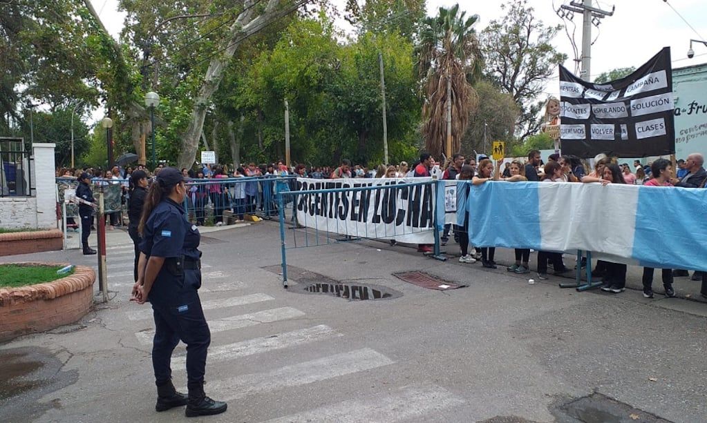 Docentes autoconvocados esta mañana en Casa de Gobierno.
