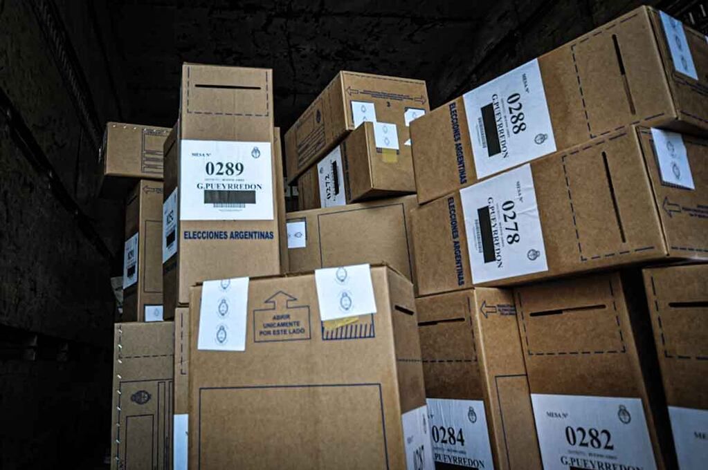 Las urnas ya están en poder del Correo Argentino, quien el día anterior a las elecciones las distribuirá en las más de 200 escuelas afectadas para la votación.
