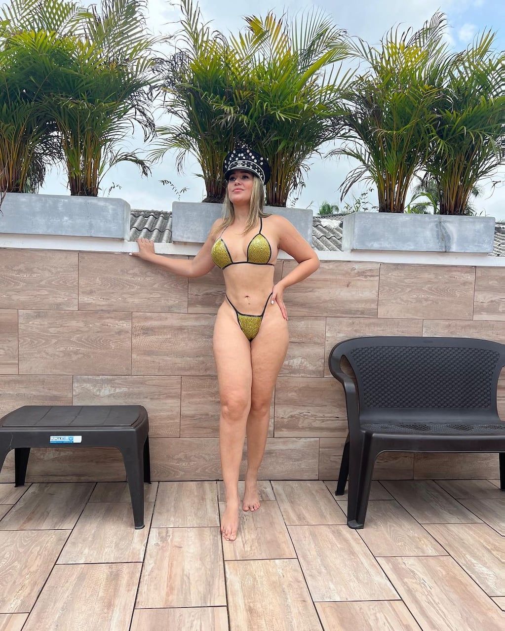 La docente que fue despedida por subir fotos en bikini. Foto @yeilu21