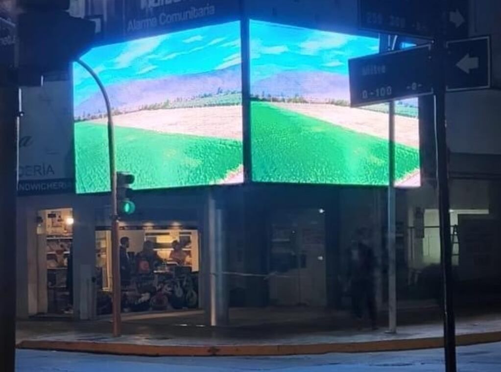 En la fachada se colocaron dos pantallas Led de grandes dimensiones que distinguen la esquina donde funcionará Expansión Productiva. El edificio es alquilado.