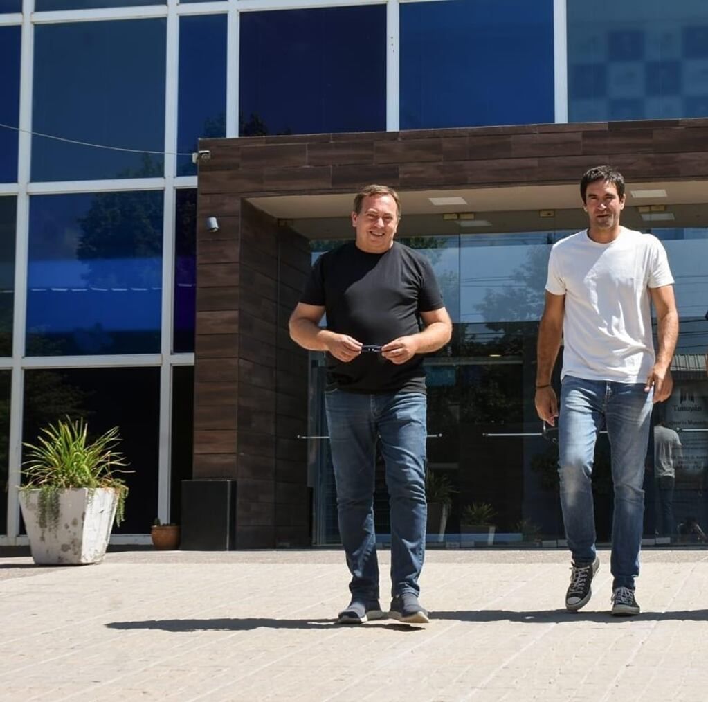 Martín Aveiro no puede reelegirse y eligió a Emir Andraos como su sucesor en Tunuyán. Pero, para mejorar las chances de su delfín, el actual intendente va de candidato a concejal. 