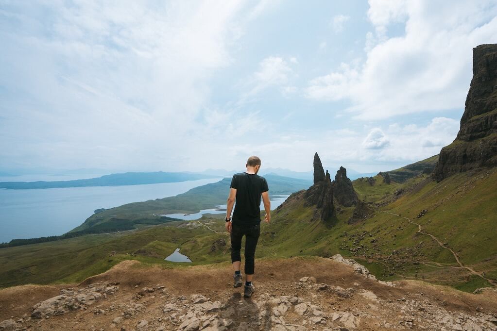 Isla de Skye, Escocia. Castillos, faros, pozos donde se bañan las hadas, todo eso tan común en el norte de Gran Bretaña. (Gentileza: Pexels)