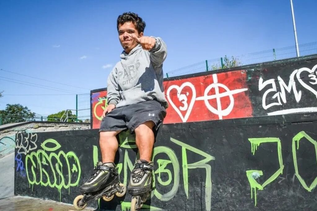 Pasión sobre ruedas: Jesús tiene enanismo y con sus rollers busca transmitir un mensaje a los sanjuaninos