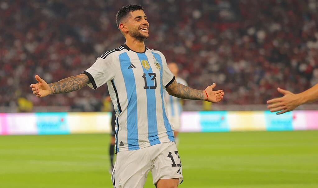 Romero, de cabeza, metió el segundo para la selección (Foto: Prensa Argentina).