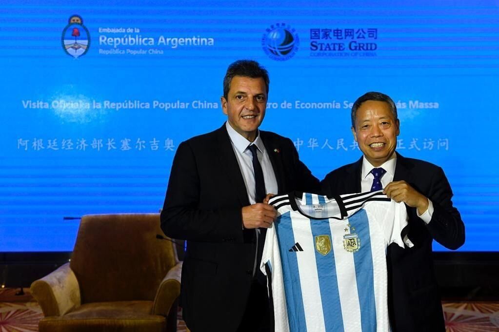 Sergio Massa junto al presidente de State Grid, Shan Shewu - Twitter Sergio Massa