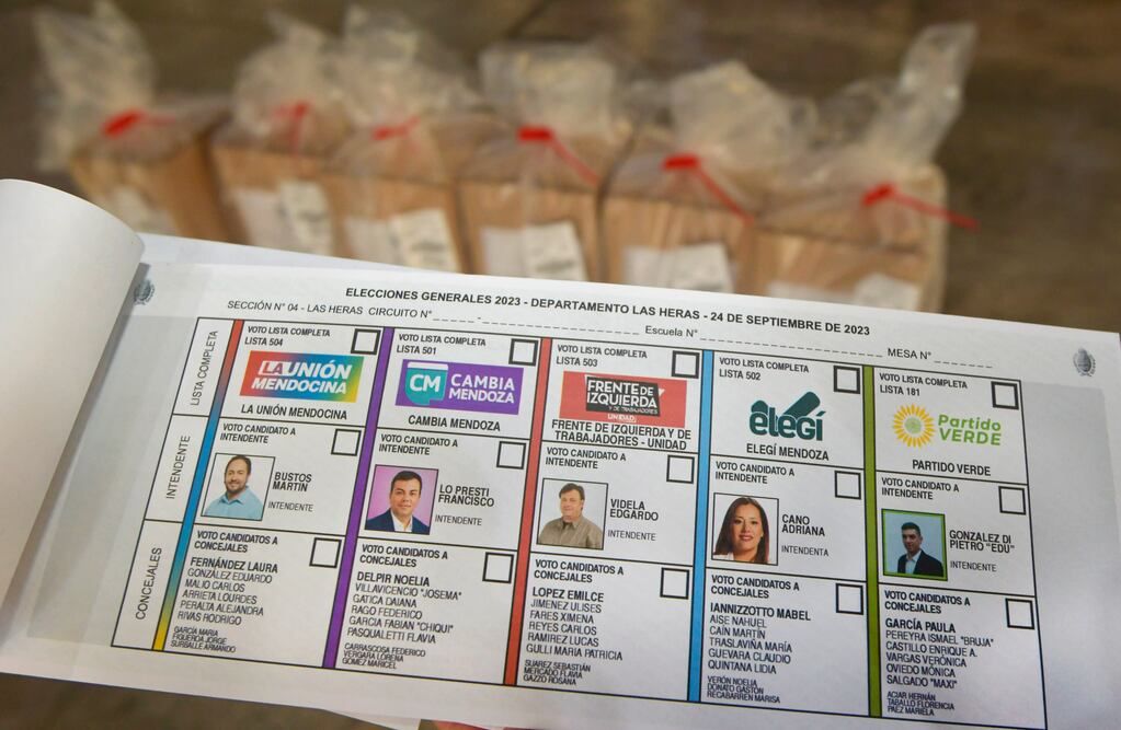 La Junta Electoral de Mendoza con el Presidente r. Dalmiro Garay y el Secretario de la Junta, Dr. Jorge Albarracin, recorrieron Andreani a fin de presenciar el trabajo que se está haciendo para las elecciones provinciales del próximo domingo 24 de septiembreFoto: Orlando Pelichotti