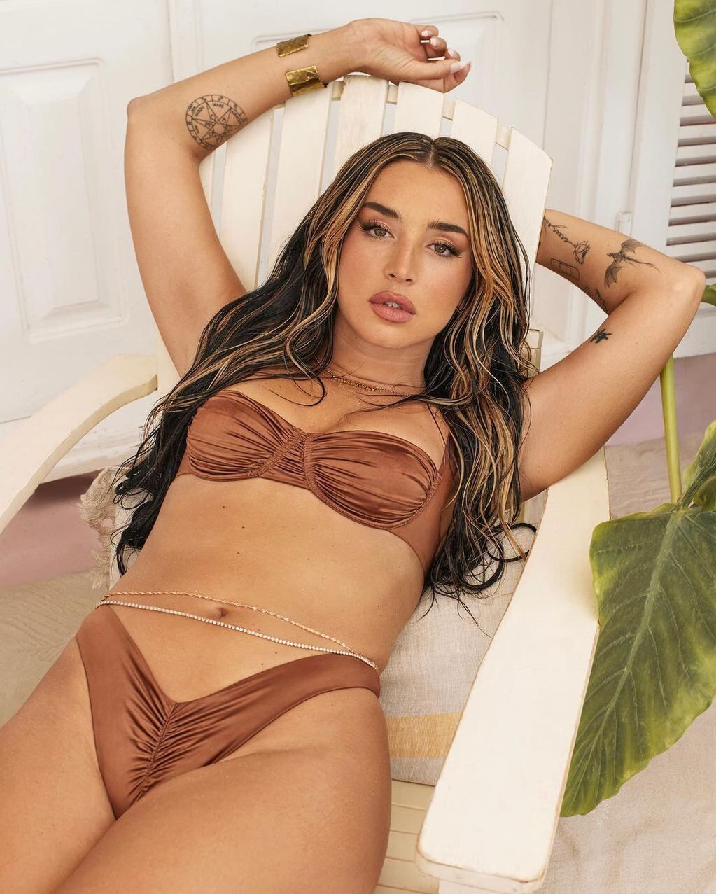 Lola Índigo posó con lencería marrón.