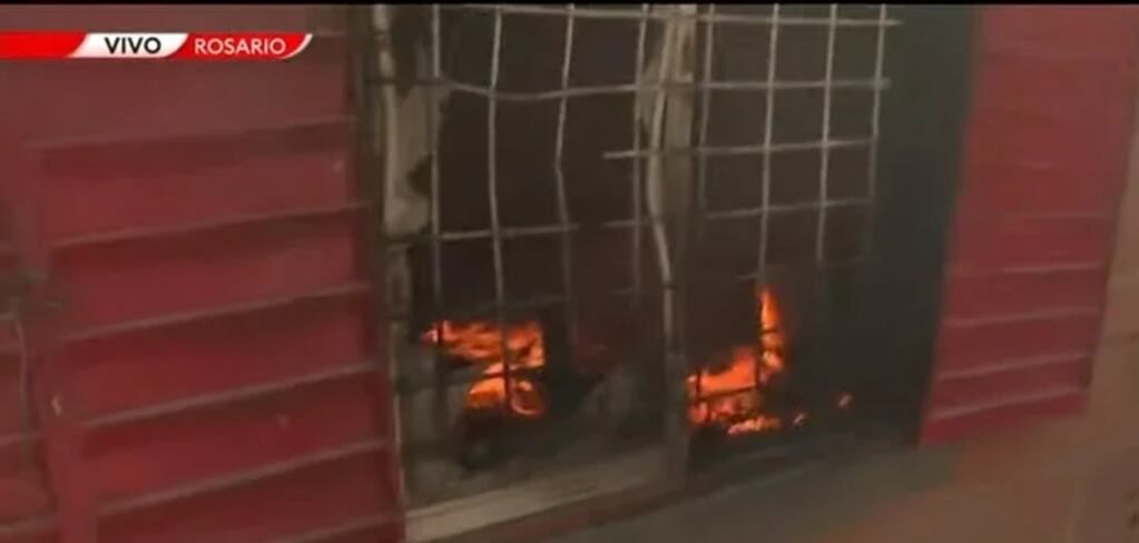 La gente incendió la casa del narco.