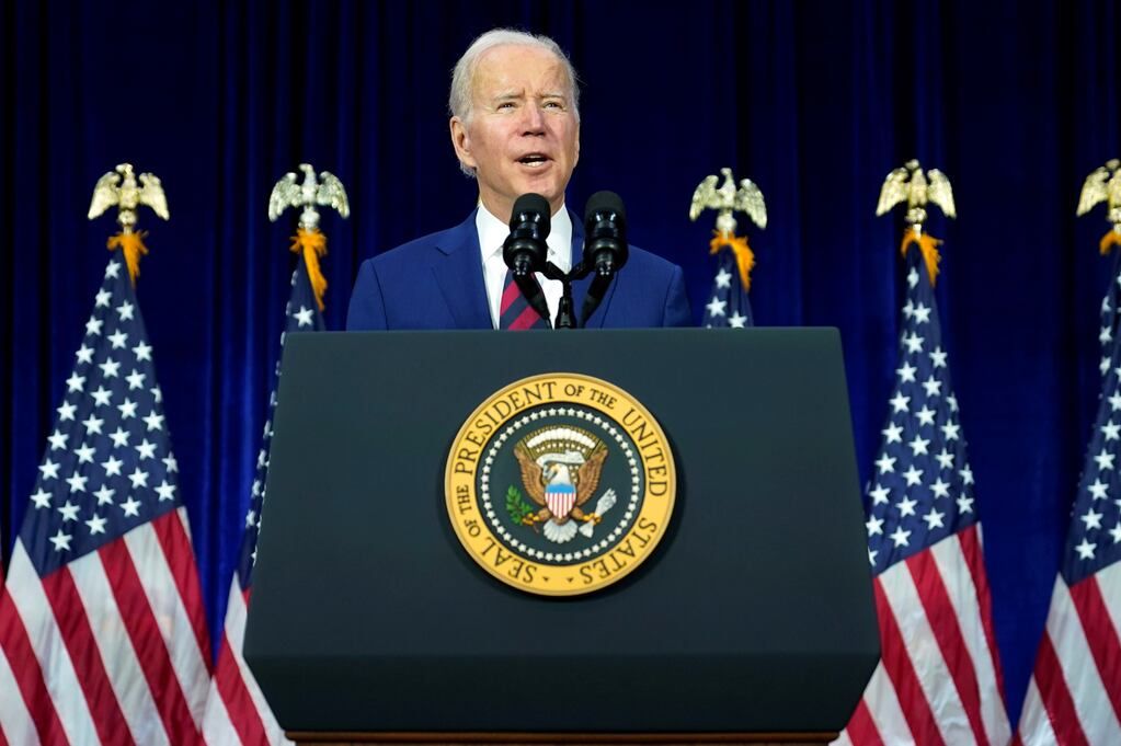 Joe Biden garantizando el dinero de los bancos.