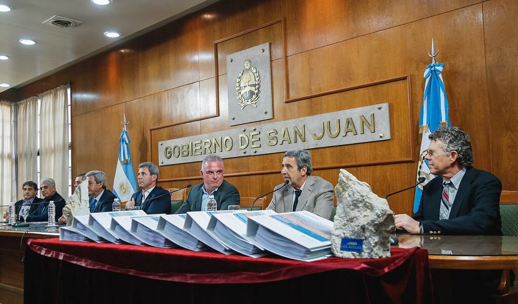 El voluminoso Informe de Impacto Ambiental.