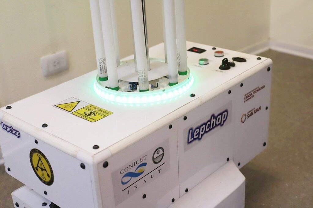 El robot que realiza desinfecciones.