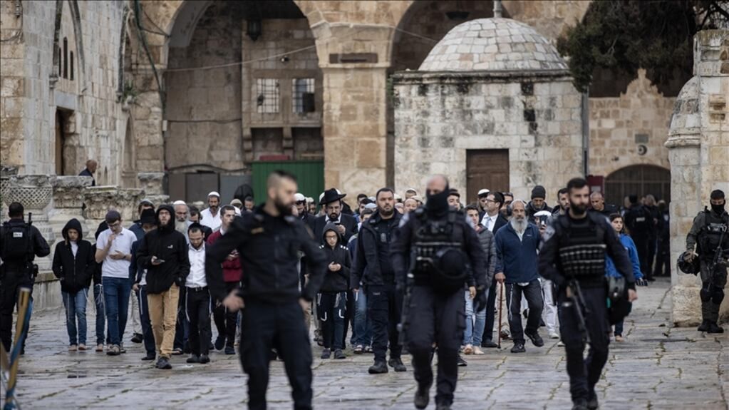 Un grupo de colonos israelíes irrumpió por segunda vez en la mezquita Al-Aqsa, en Jerusalén, custodiados por la policía que impidió el paso de miles de musulmanes a la hora del rezo en plena celebración de Pascua.