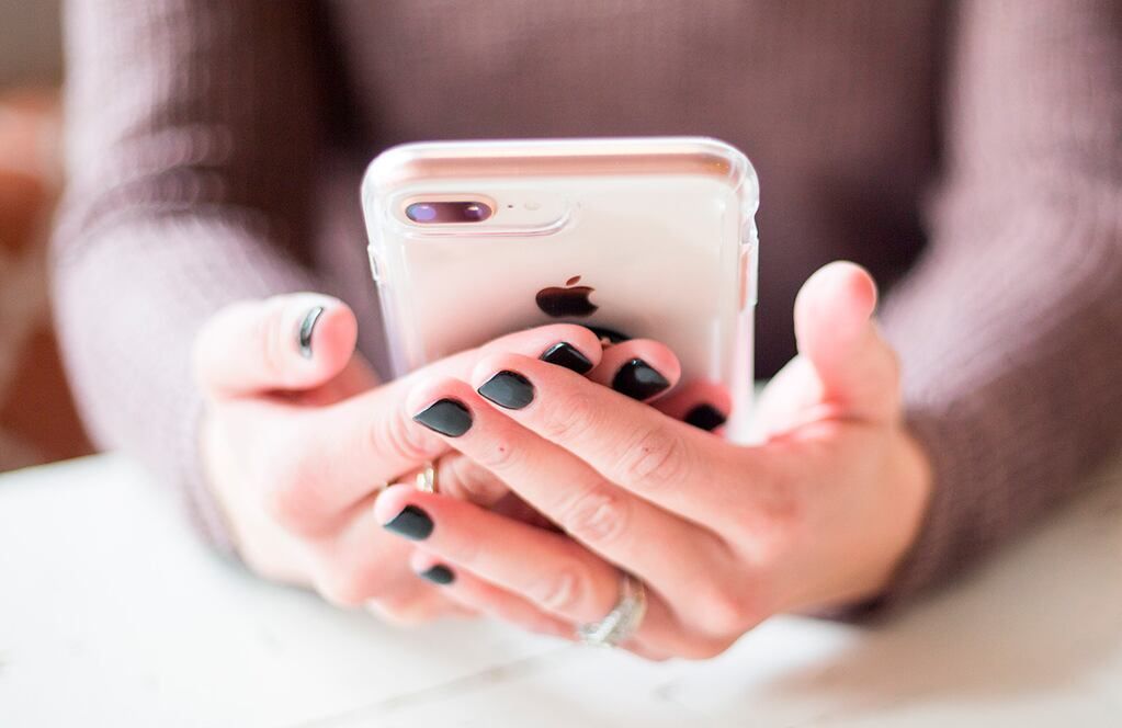 Esto significa agarrar el celular de diferentes maneras