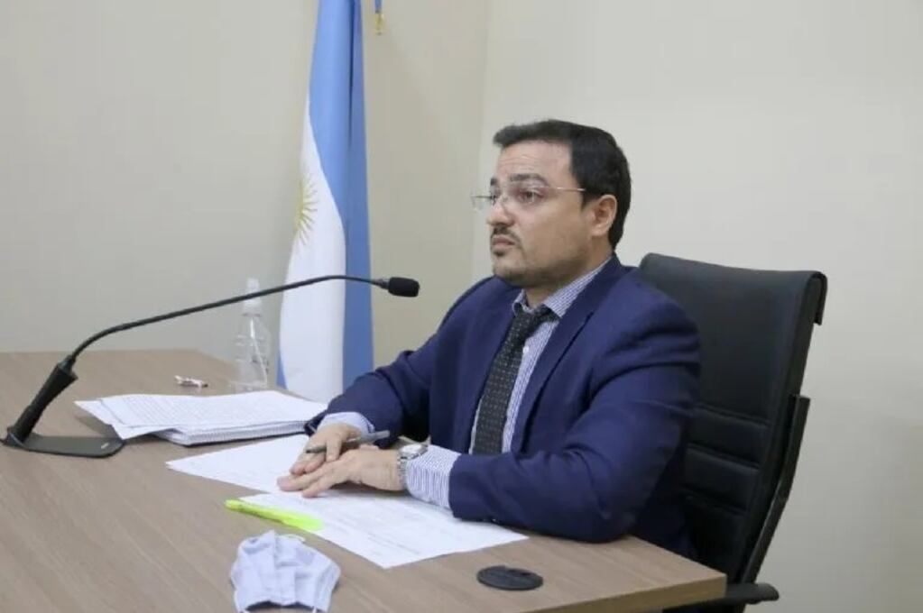 El juez de garantías determinó la inhabilitación de 5 años hasta que fue echado de la fuerza. Foto Tiempo de San Juan