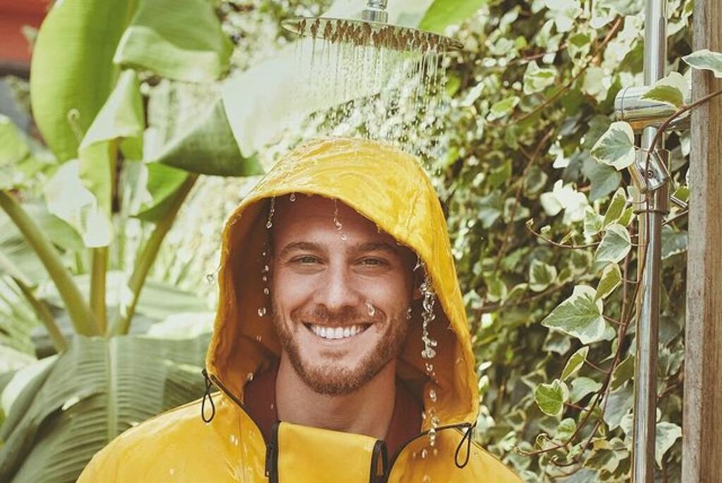 Kerem Bürsin es uno de los actores más codiciados del momento y de los más influyentes en redes sociales.