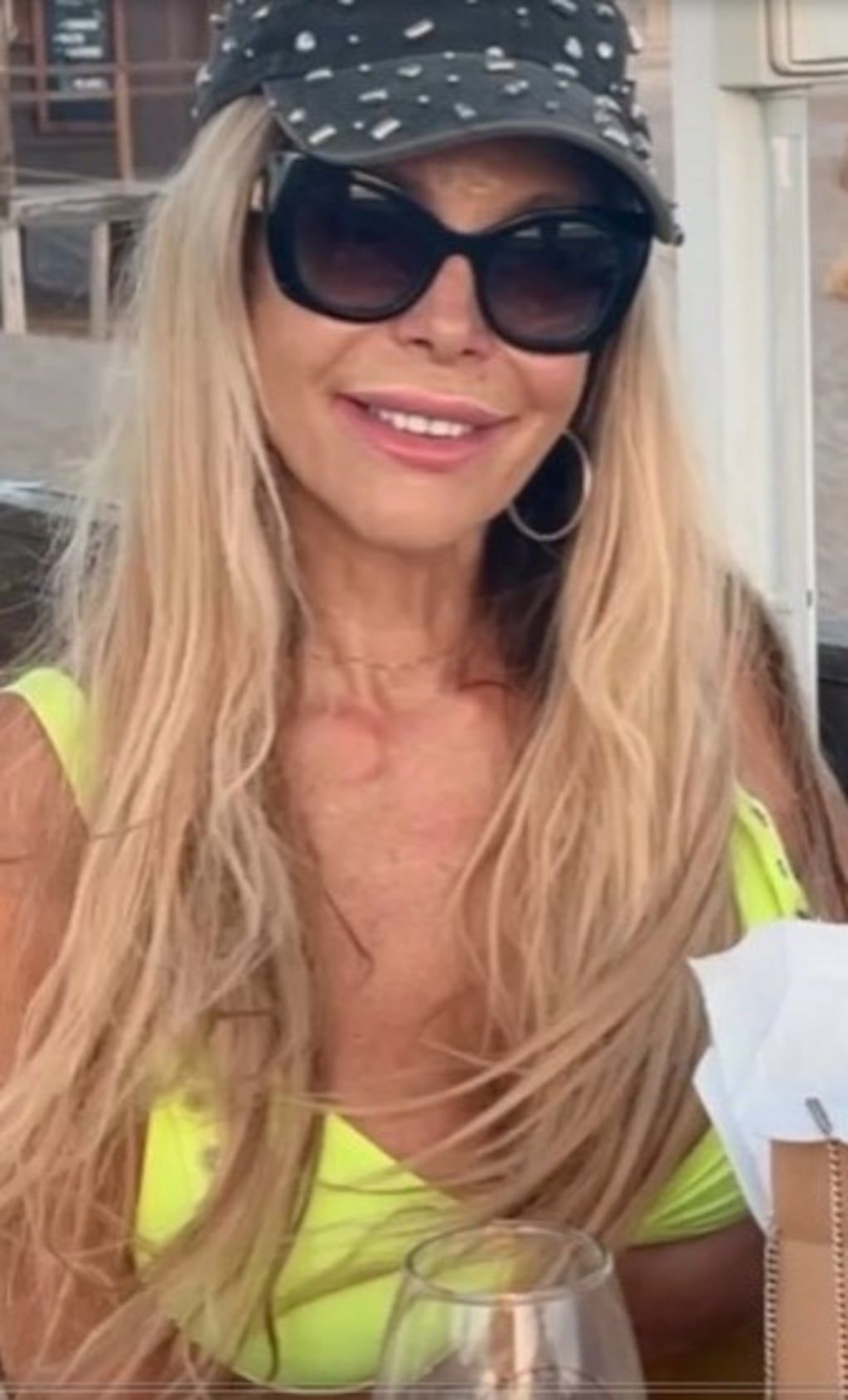 Graciela Alfano lució una microbikini de triángulos amarilla en Punta del Este.