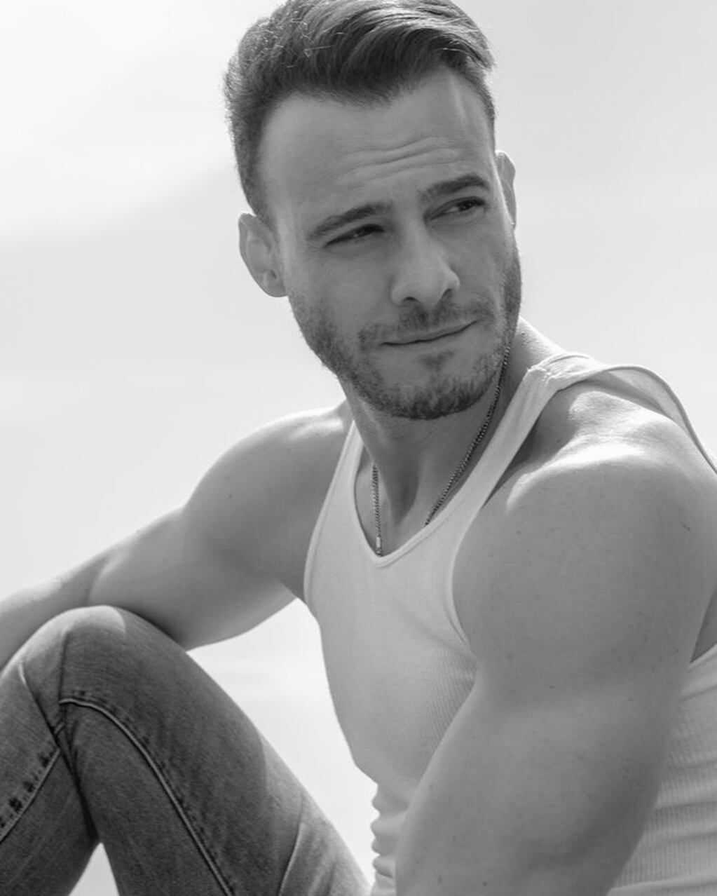 Kerem Bürsin es uno de los actores más codiciados del momento y de los más influyentes en redes sociales.